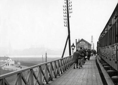 Zwart-witfoto uit 1933 van een druk perron van het station van Lent bij Nijmegen.
