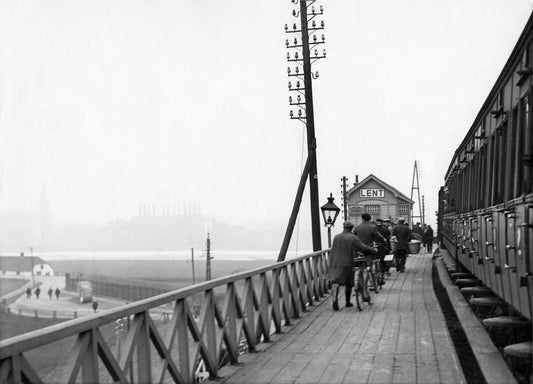 Zwart-witfoto uit 1933 van een druk perron van het station van Lent bij Nijmegen.