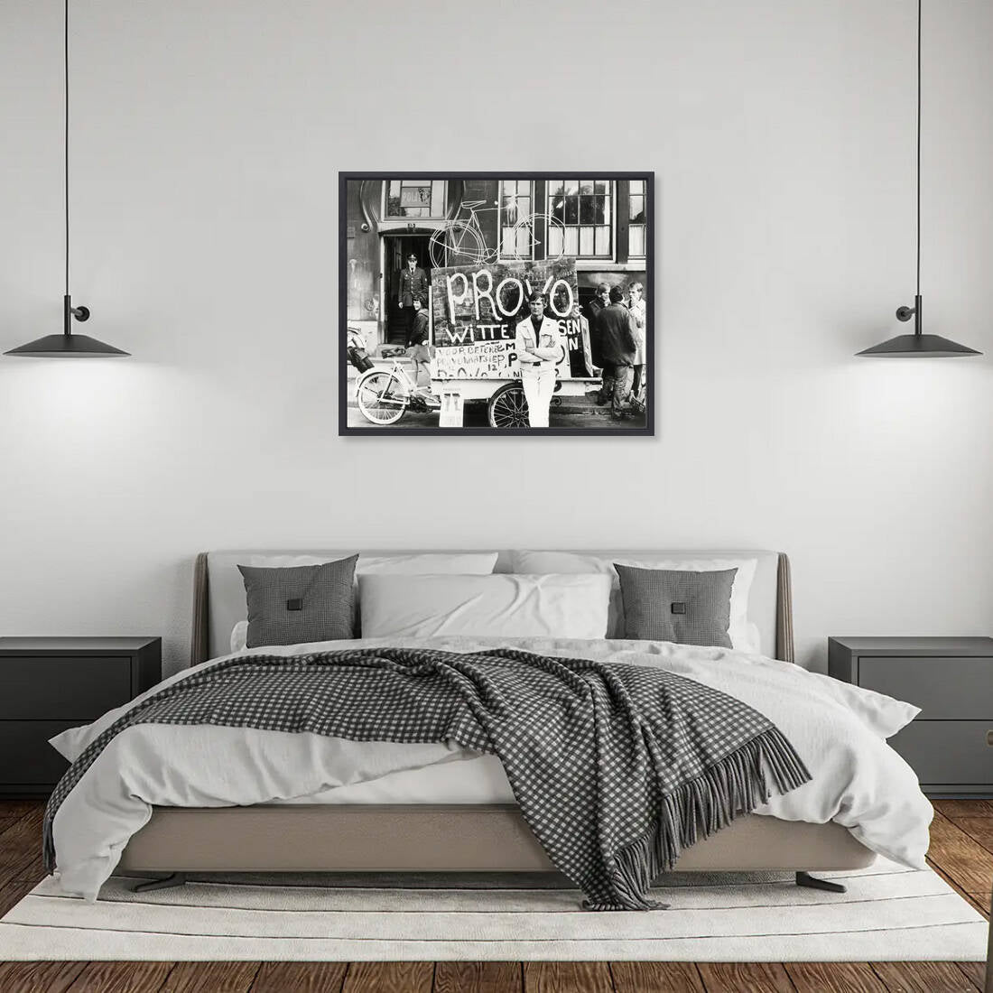 Zwart-witfoto uit 1967 van Provo Bernhard de Vries met zijn Witte Fietsenplan op de Dam in Amsterdam. – canvas zwarte baklijst in slaapkamer