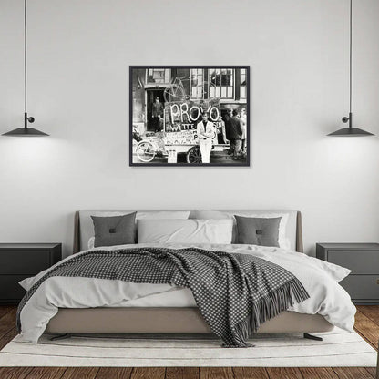 Zwart-witfoto uit 1967 van Provo Bernhard de Vries met zijn Witte Fietsenplan op de Dam in Amsterdam. – canvas zwarte baklijst in slaapkamer