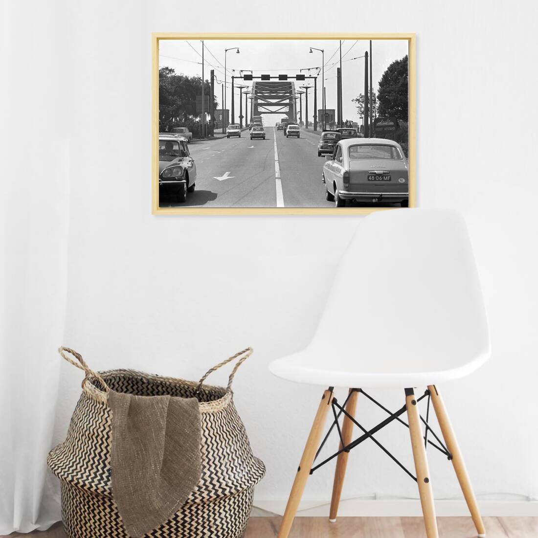 Zwart-witfoto uit omstreeks 1970 van verkeer op de John Frostbrug in Arnhem. – canvas naturel baklijst in keuken