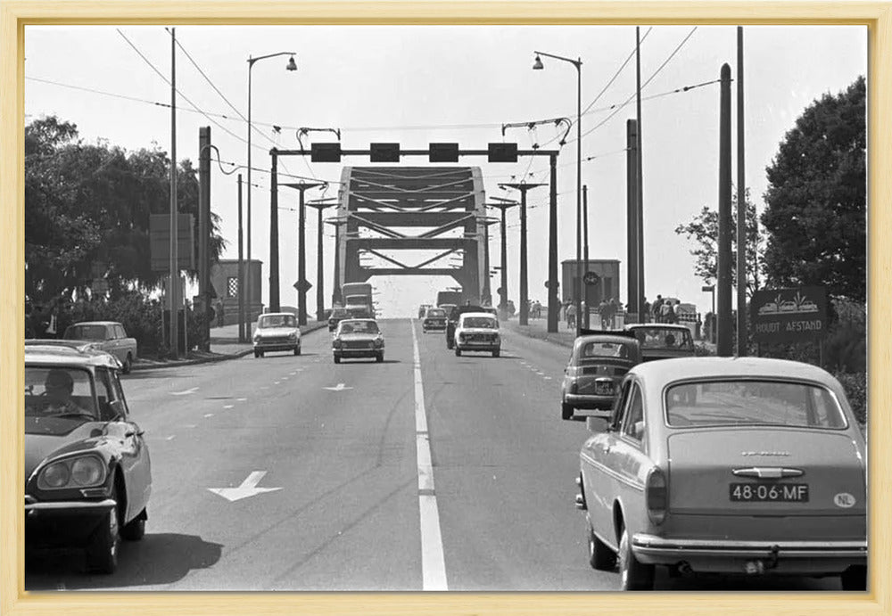 Verkeer op de John Frostbrug - 1970