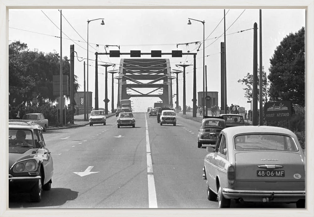Verkeer op de John Frostbrug - 1970