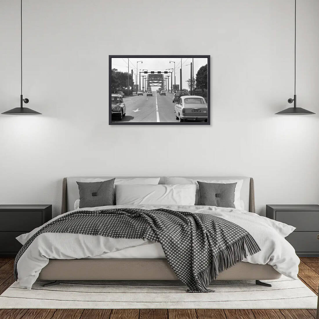 Zwart-witfoto uit omstreeks 1970 van verkeer op de John Frostbrug in Arnhem. – canvas zwarte baklijst in slaapkamer