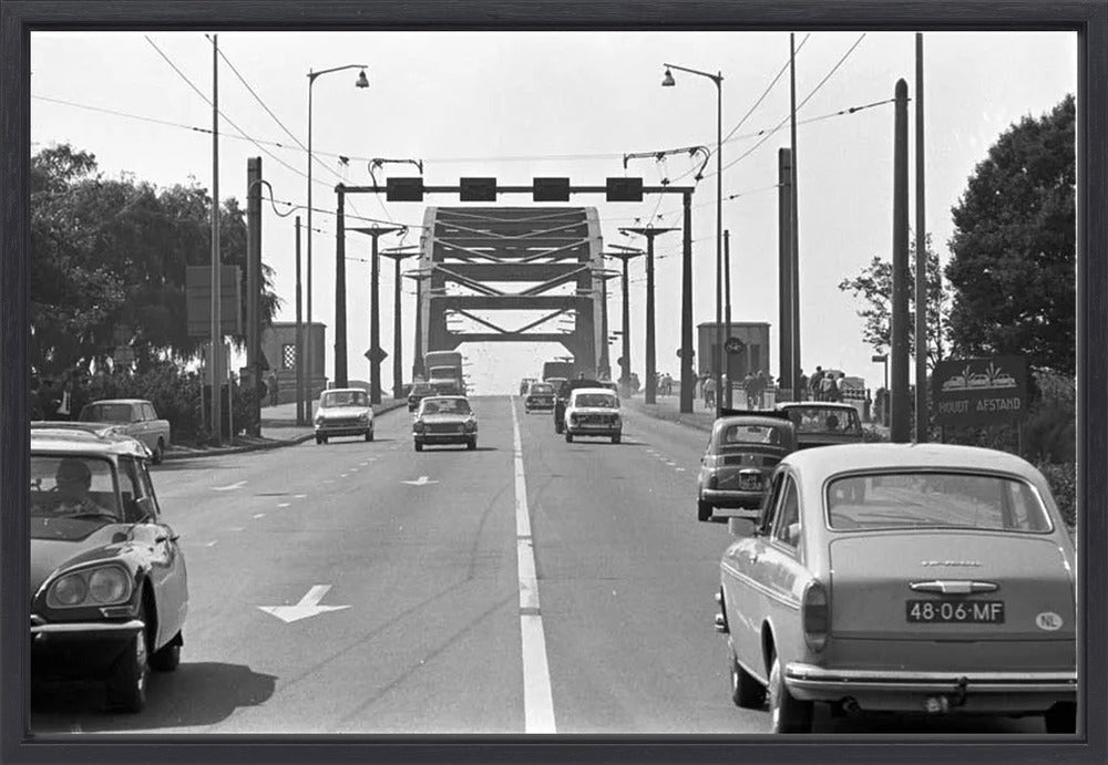 Verkeer op de John Frostbrug - 1970