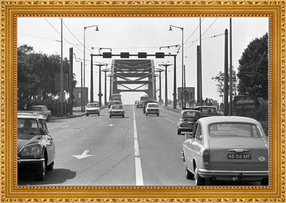 Verkeer op de John Frostbrug - 1970