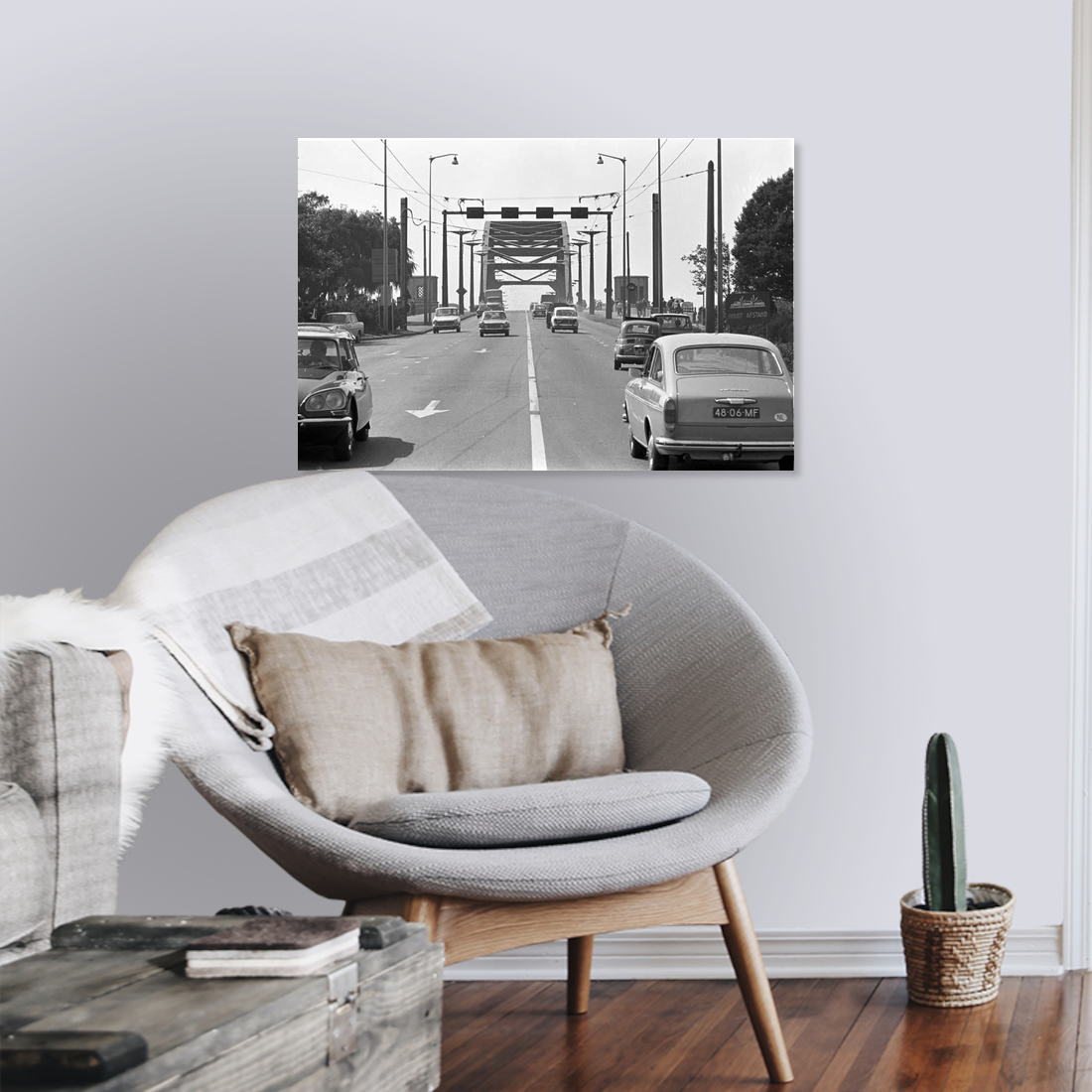 Zwart-witfoto uit omstreeks 1970 van verkeer op de John Frostbrug in Arnhem. – canvas zonder lijst in leeshoek