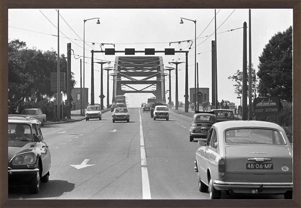 Verkeer op de John Frostbrug - 1970