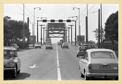 Verkeer op de John Frostbrug - 1970