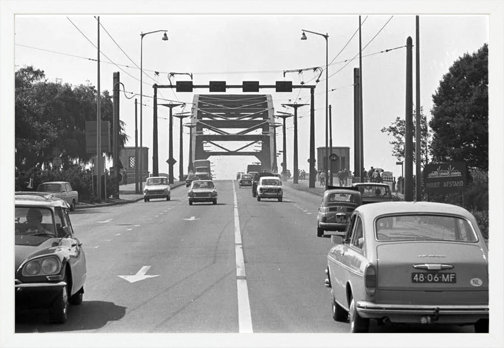 Verkeer op de John Frostbrug - 1970