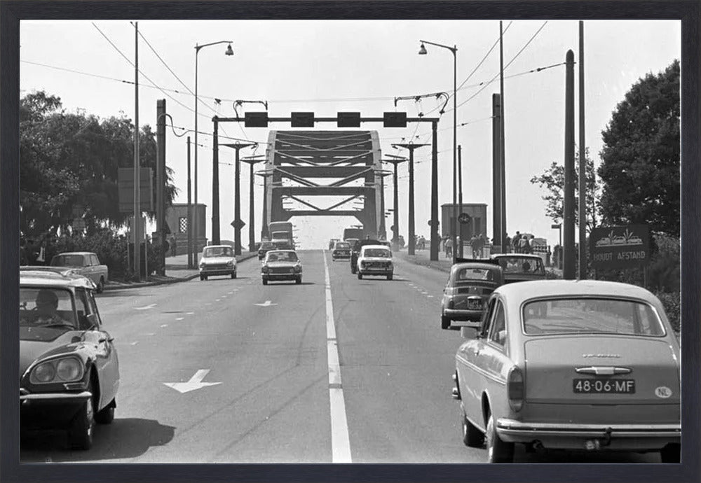 Verkeer op de John Frostbrug - 1970
