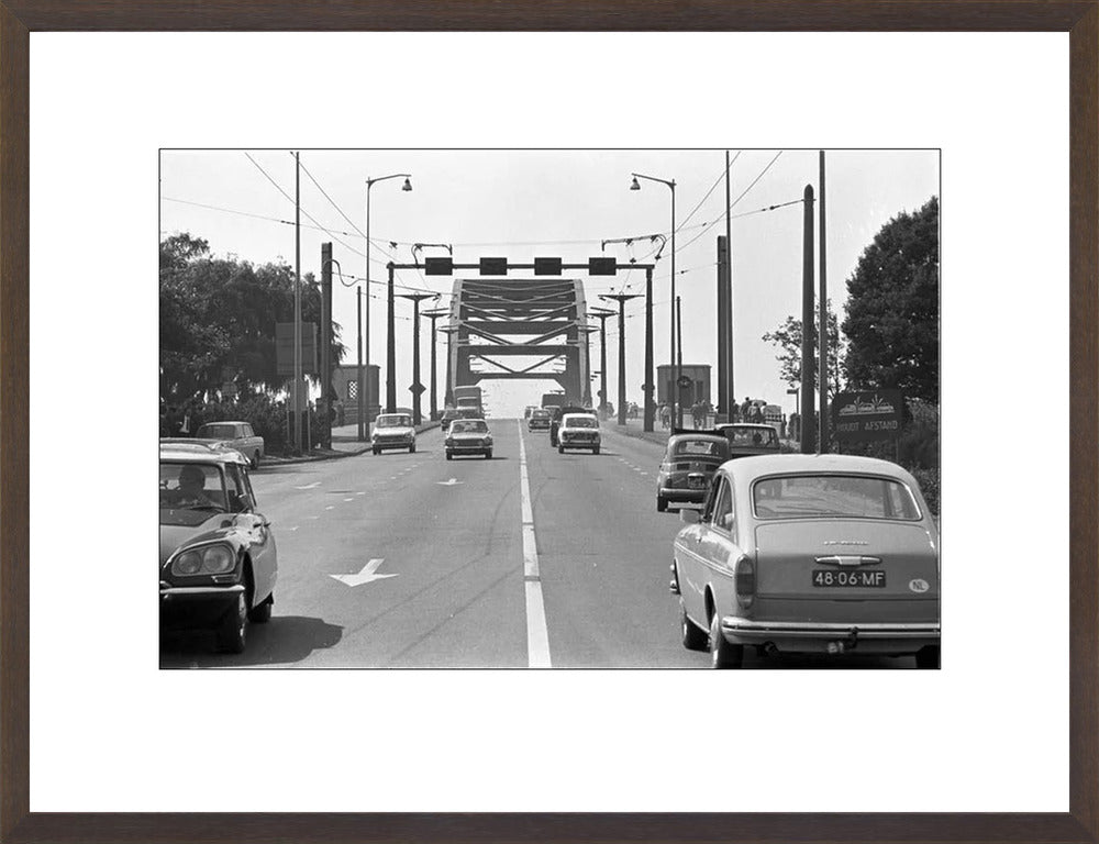 Verkeer op de John Frostbrug - 1970