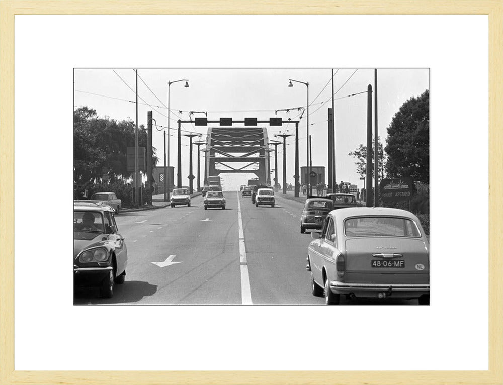 Verkeer op de John Frostbrug - 1970