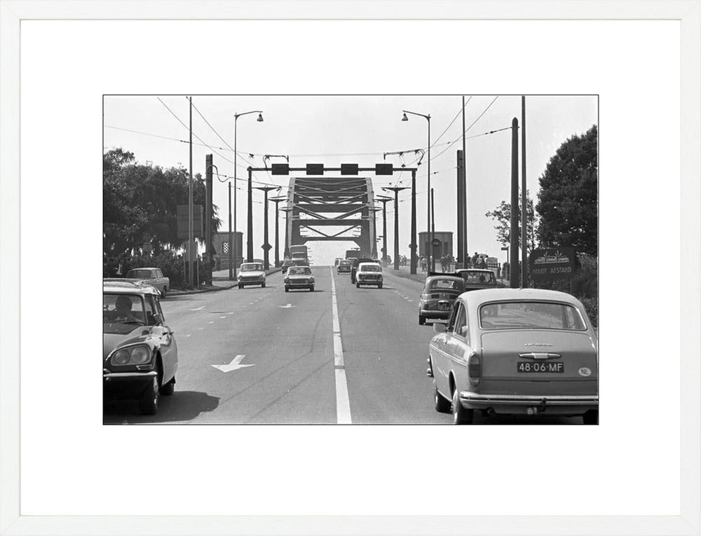 Verkeer op de John Frostbrug - 1970