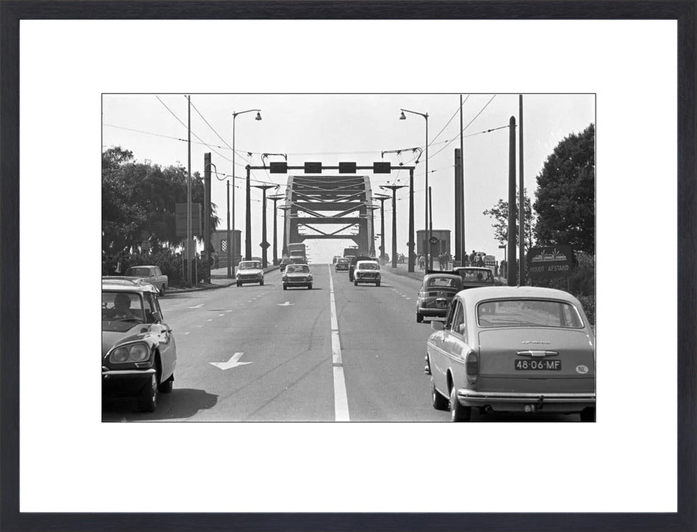 Verkeer op de John Frostbrug - 1970