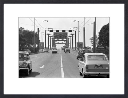 Verkeer op de John Frostbrug - 1970