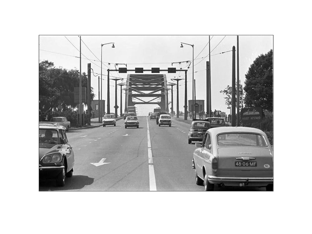 Verkeer op de John Frostbrug - 1970