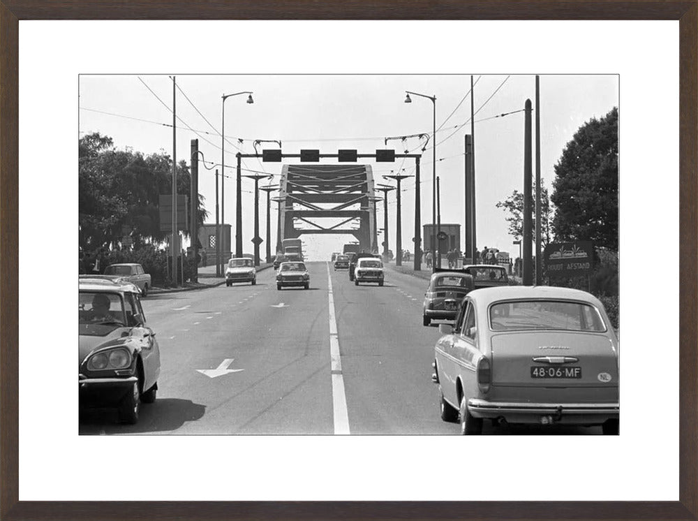 Verkeer op de John Frostbrug - 1970