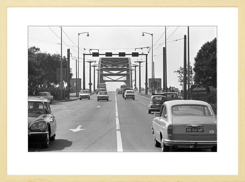 Verkeer op de John Frostbrug - 1970