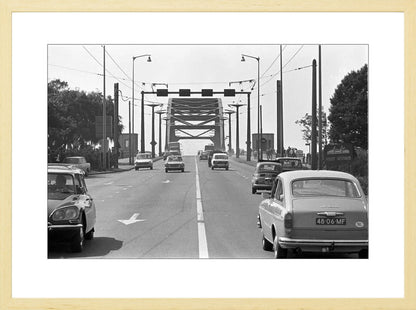 Verkeer op de John Frostbrug - 1970