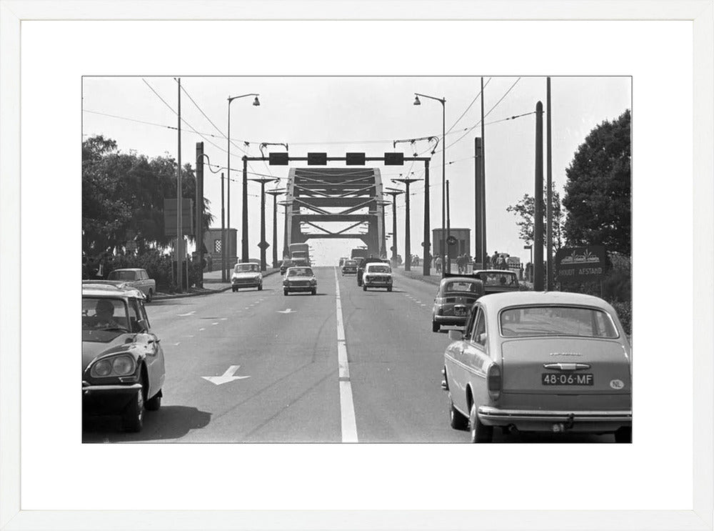 Verkeer op de John Frostbrug - 1970