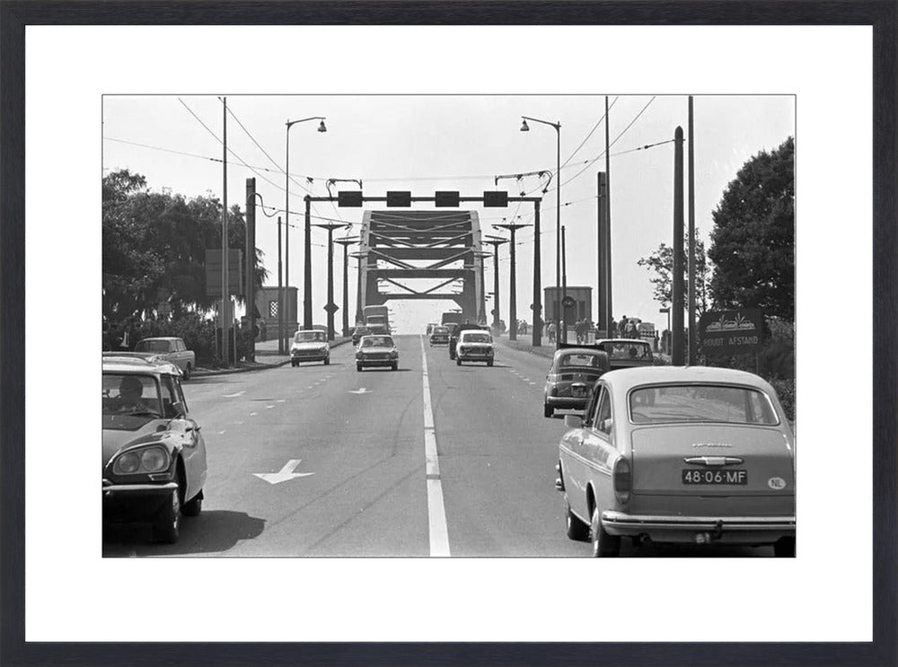 Verkeer op de John Frostbrug - 1970