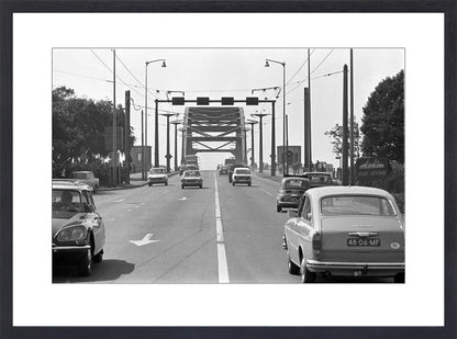 Verkeer op de John Frostbrug - 1970