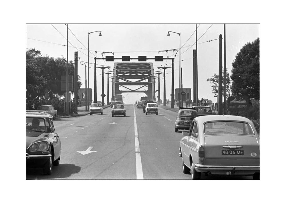 Verkeer op de John Frostbrug - 1970