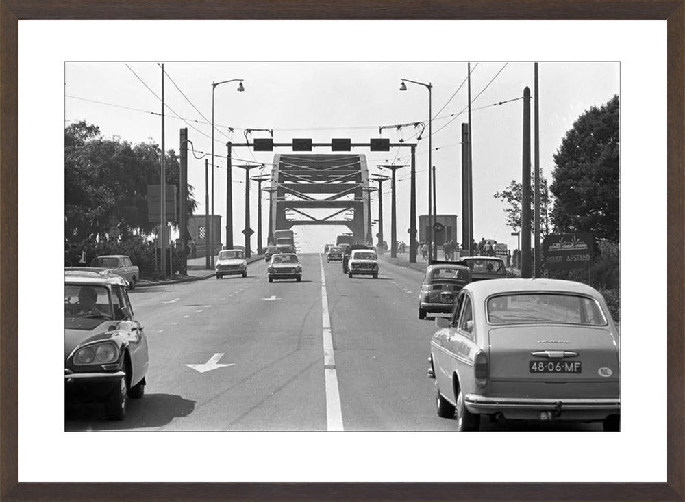 Verkeer op de John Frostbrug - 1970