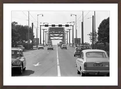 Verkeer op de John Frostbrug - 1970