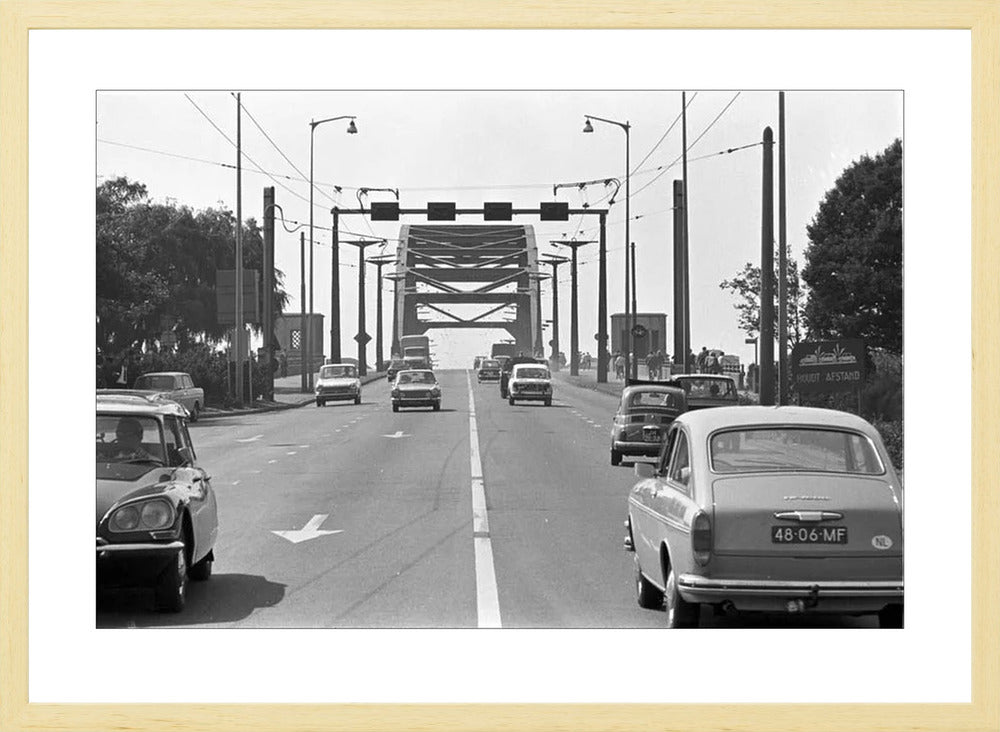 Verkeer op de John Frostbrug - 1970