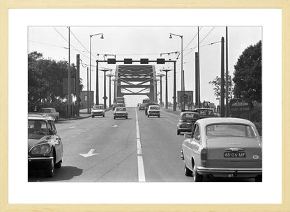 Verkeer op de John Frostbrug - 1970
