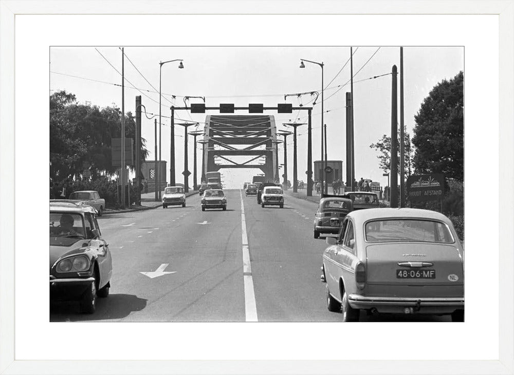 Verkeer op de John Frostbrug - 1970