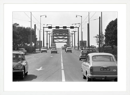 Verkeer op de John Frostbrug - 1970