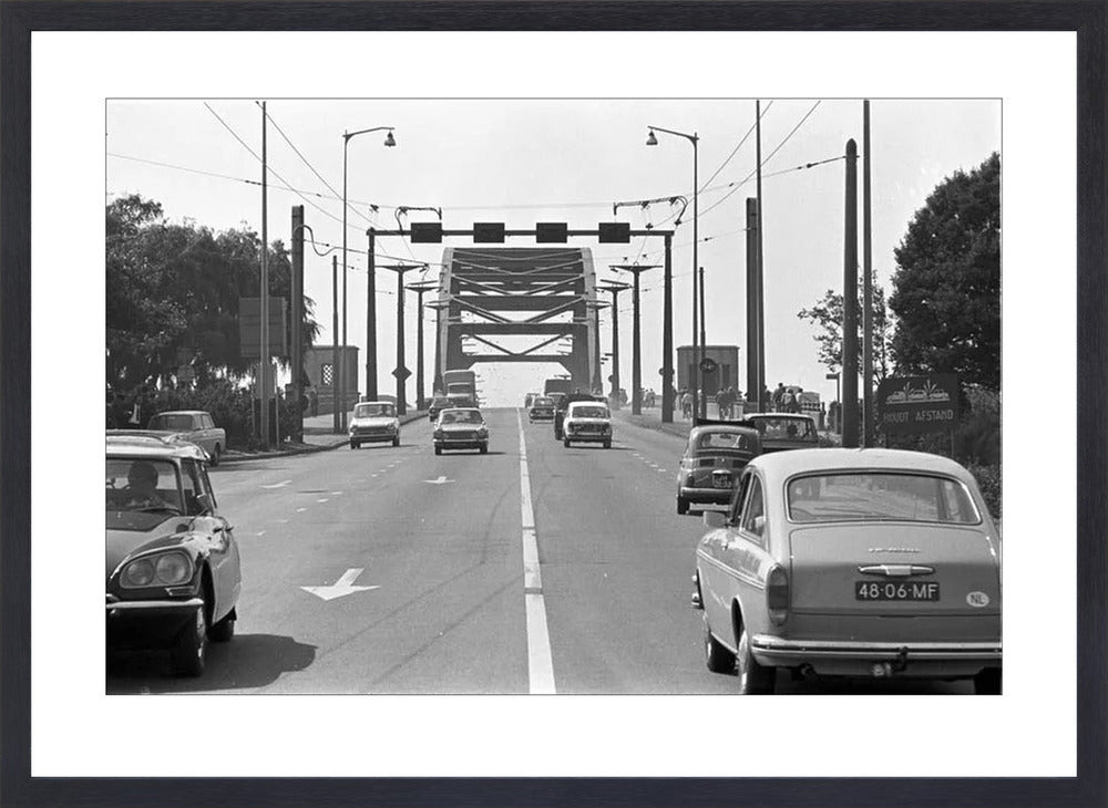 Verkeer op de John Frostbrug - 1970