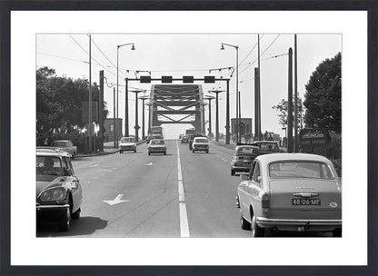 Verkeer op de John Frostbrug - 1970