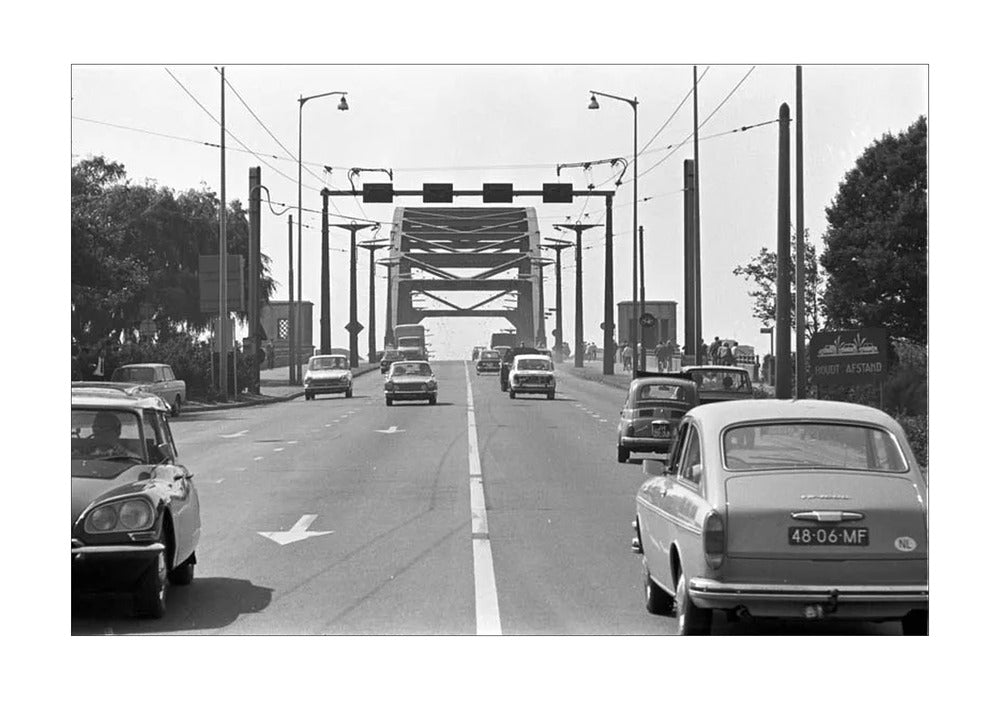 Verkeer op de John Frostbrug - 1970