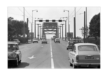 Verkeer op de John Frostbrug - 1970