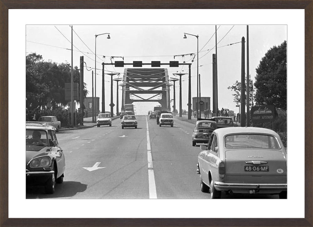 Verkeer op de John Frostbrug - 1970