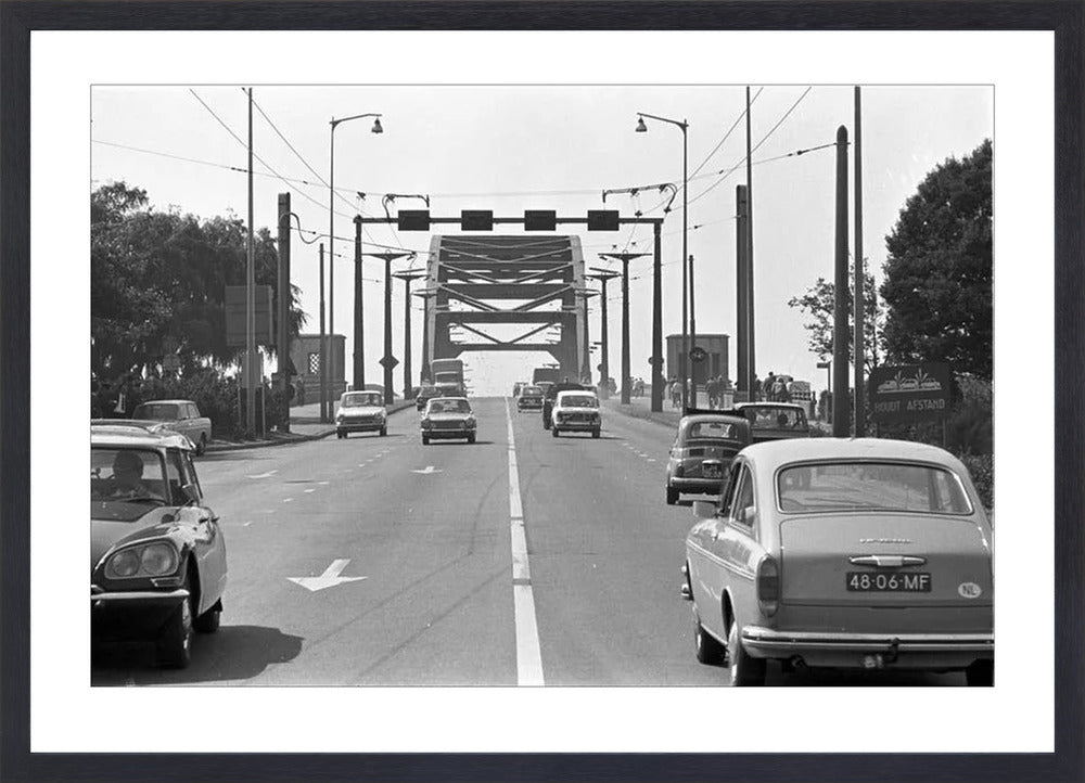 Verkeer op de John Frostbrug - 1970