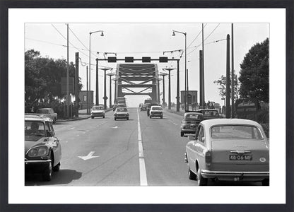 Verkeer op de John Frostbrug - 1970