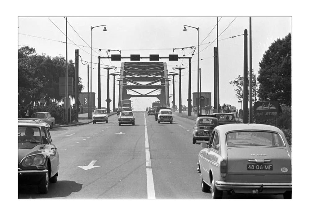 Verkeer op de John Frostbrug - 1970