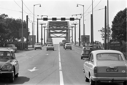 Zwart-witfoto uit omstreeks 1970 van verkeer op de John Frostbrug in Arnhem.