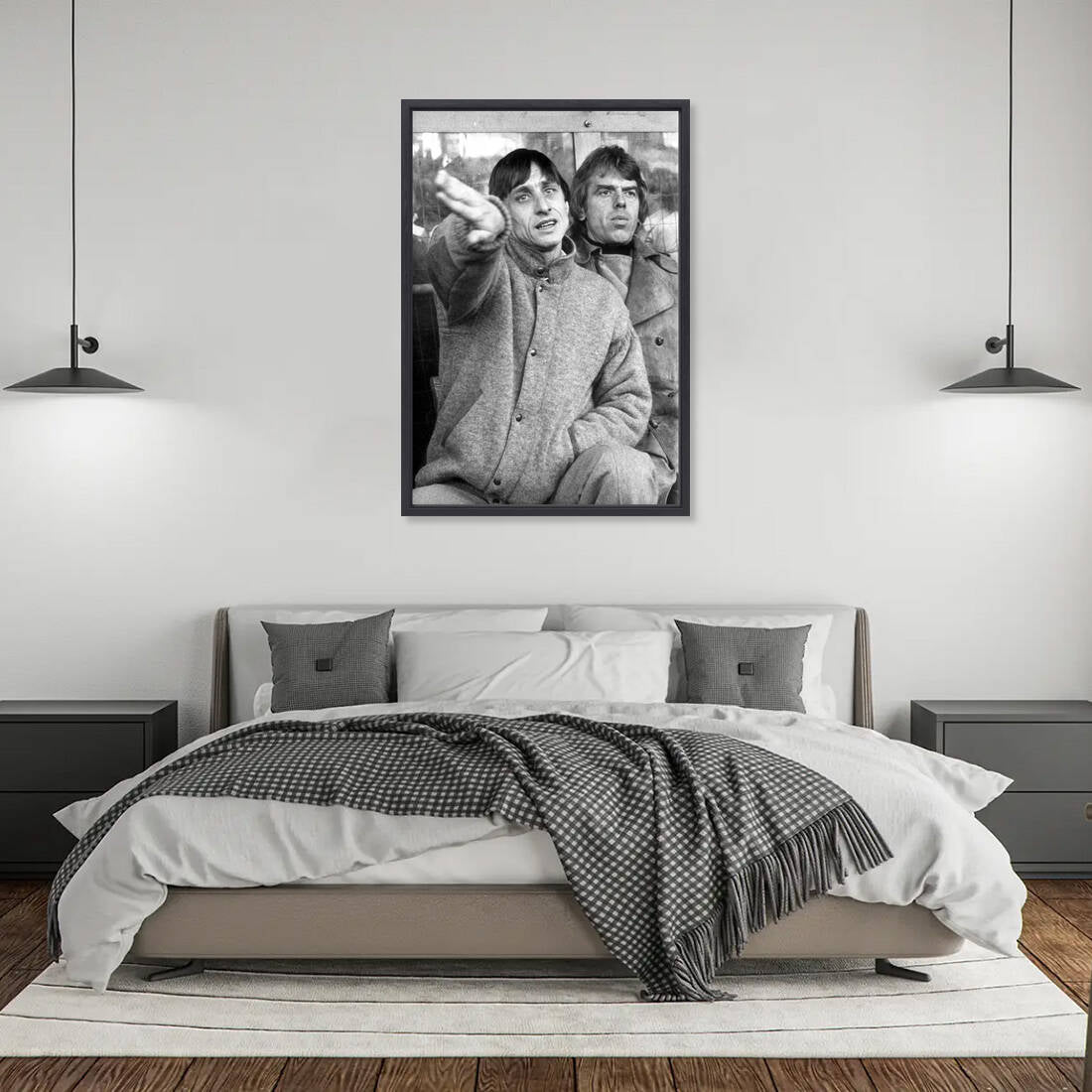 Zwart-witfoto uit 1980 van Johan Cruijff in de dugout naast Ajax-trainer Aad de Mos. – canvas zwarte baklijst in slaapkamer