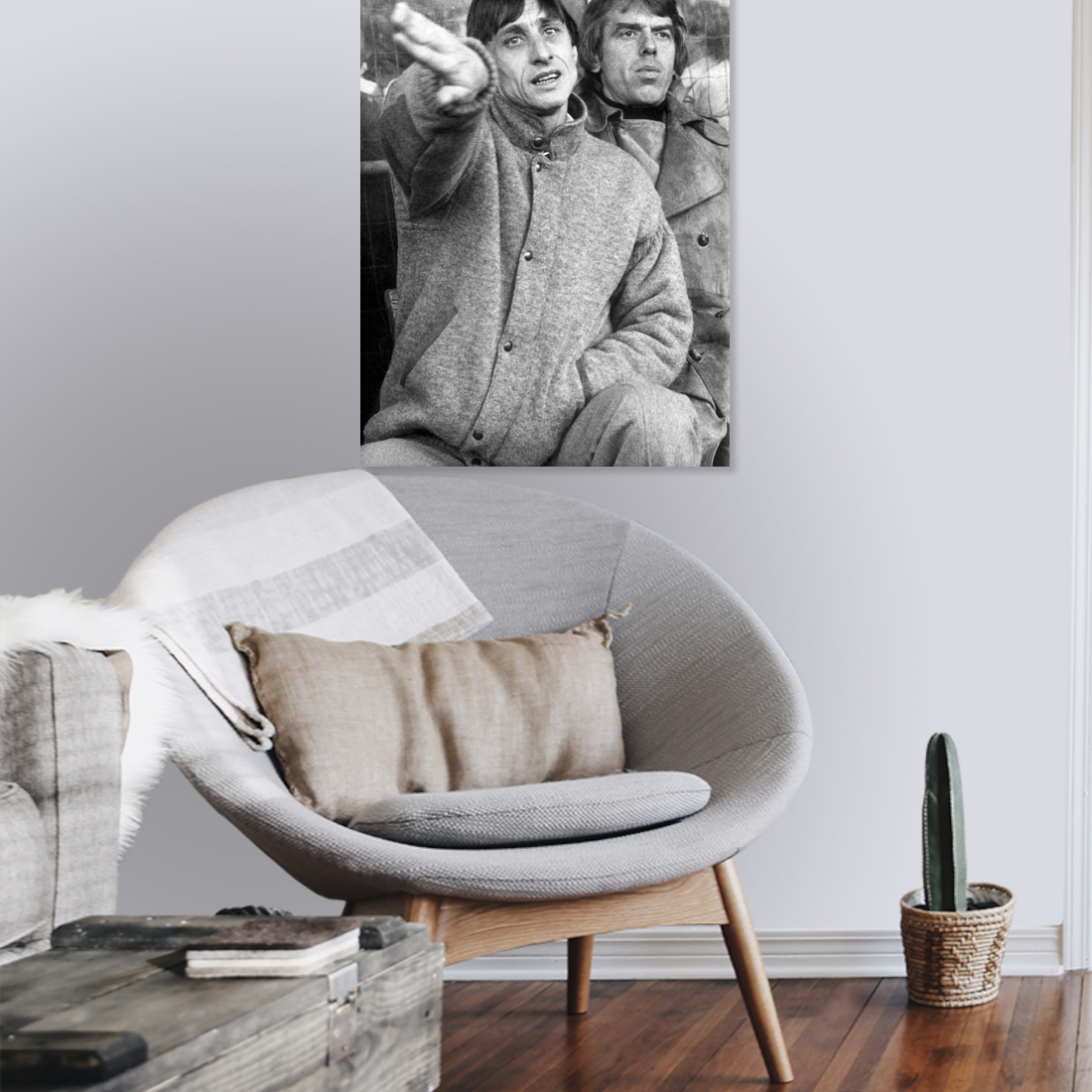 Zwart-witfoto uit 1980 van Johan Cruijff in de dugout naast Ajax-trainer Aad de Mos. – canvas zonder lijst in leeshoek