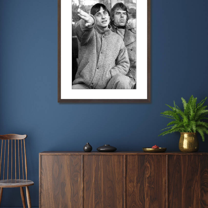 Zwart-witfoto uit 1980 van Johan Cruijff in de dugout naast Ajax-trainer Aad de Mos. – donkerbruine wissellijst in woonkamer