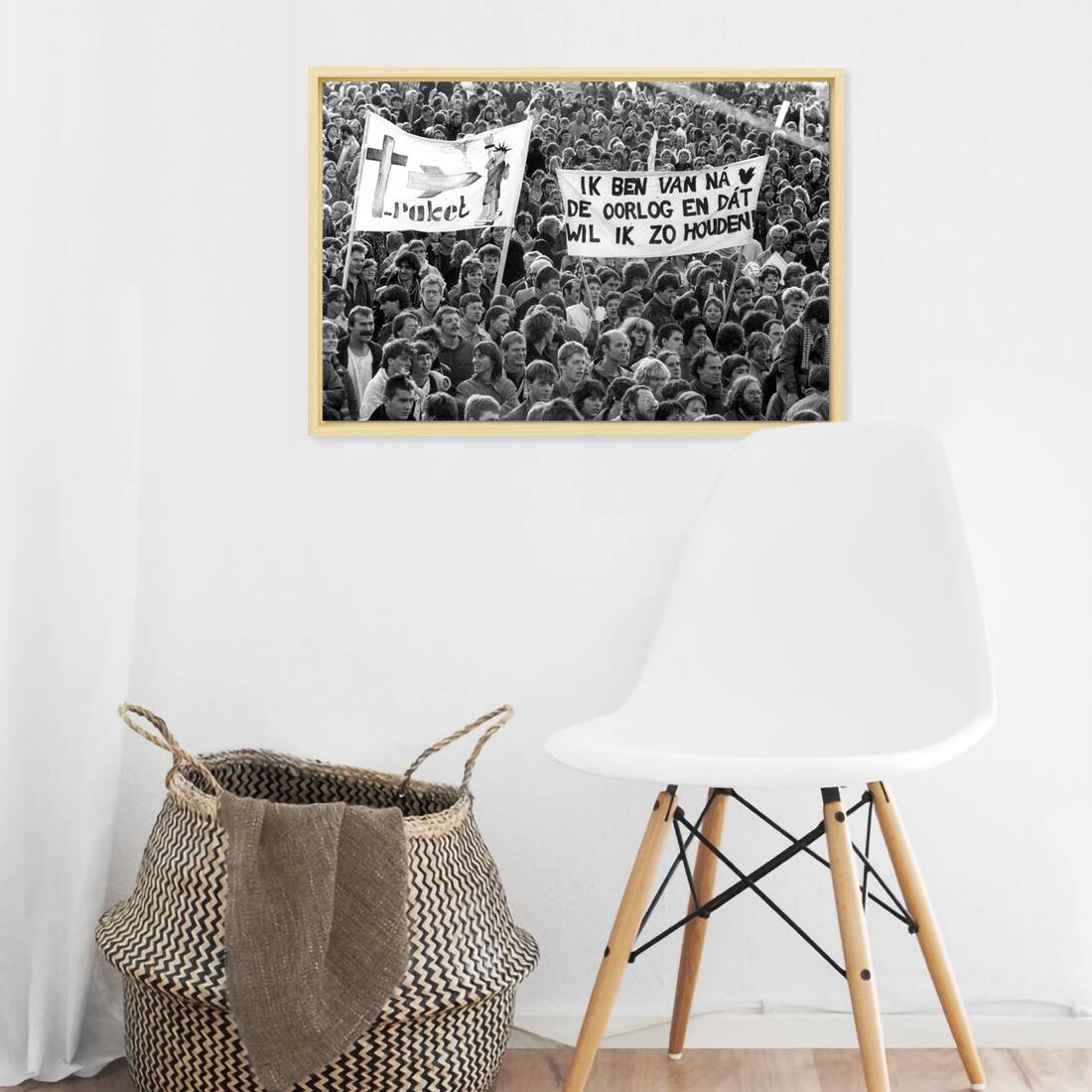 Zwart-witfoto uit 1983 van de Vredesdemonstratie tegen kernwapens op het Malieveld in Den Haag. – canvas naturel baklijst in keuken