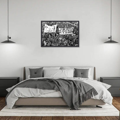 Zwart-witfoto uit 1983 van de Vredesdemonstratie tegen kernwapens op het Malieveld in Den Haag. – canvas zwarte baklijst in slaapkamer