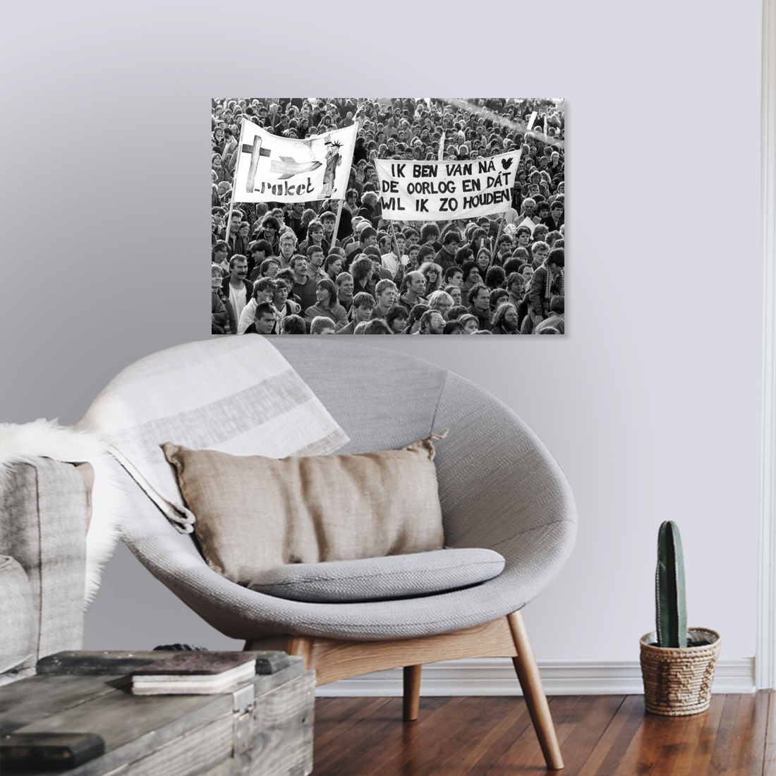 Zwart-witfoto uit 1983 van de Vredesdemonstratie tegen kernwapens op het Malieveld in Den Haag. – canvas zonder lijst in leeshoek