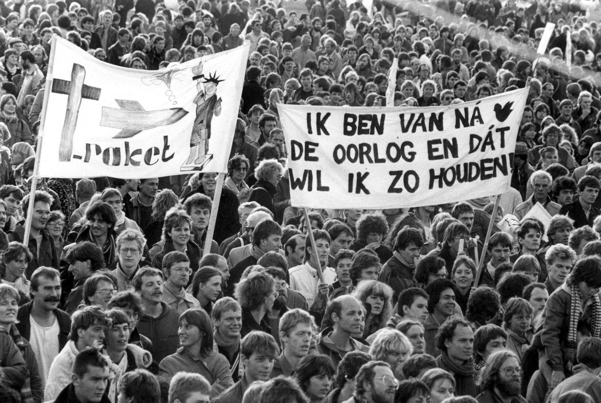 Zwart-witfoto uit 1983 van de Vredesdemonstratie tegen kernwapens op het Malieveld in Den Haag.